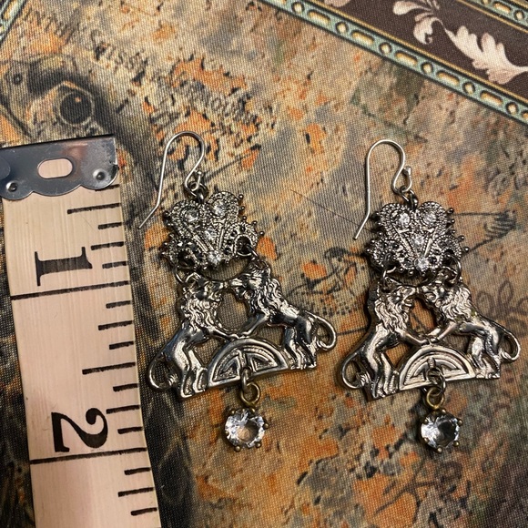 Assemblage Strength Of Two Lions Dangle Earrings - Picture 6 of 9